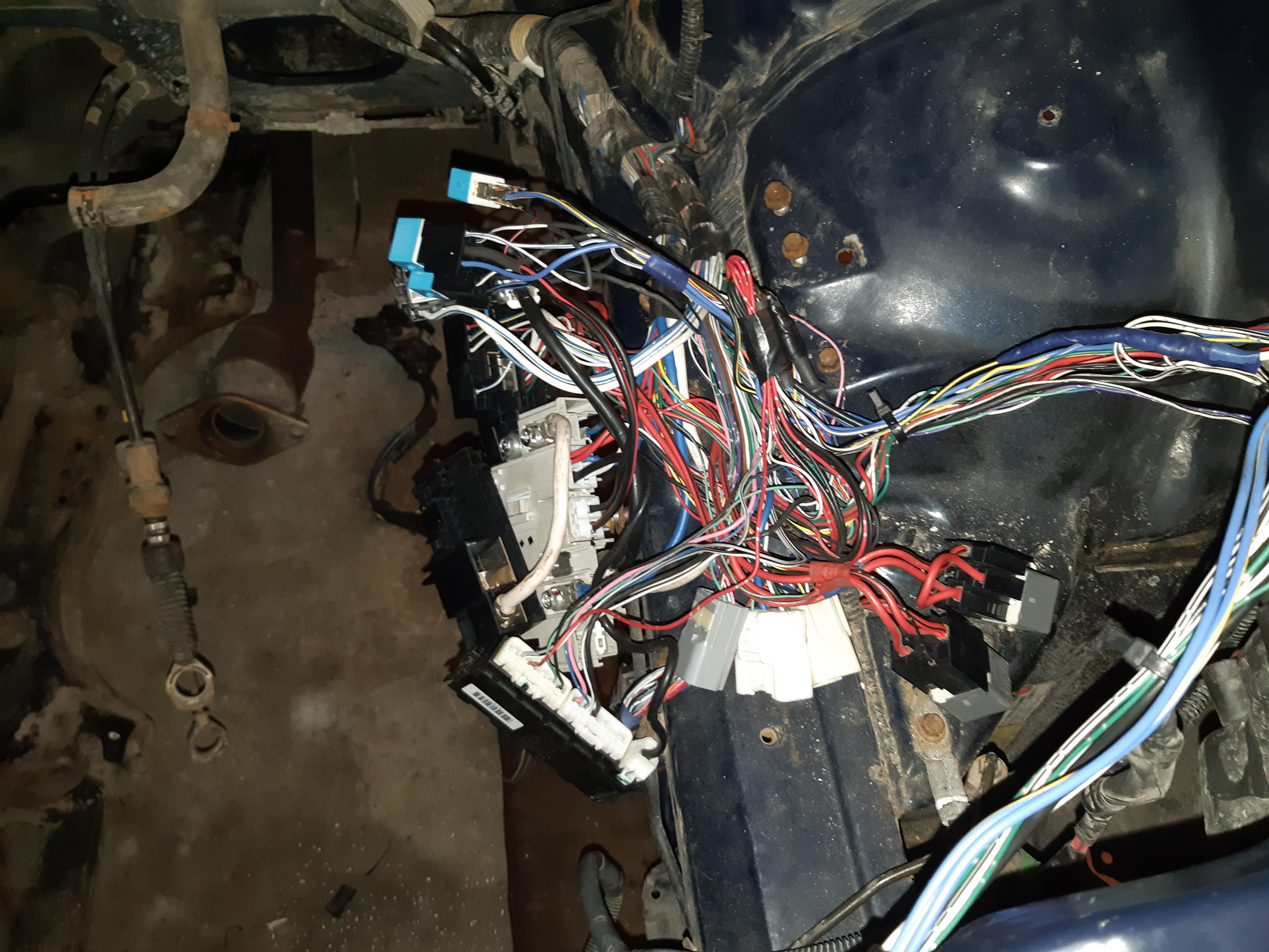 Le câblage du moteur 2,4L diffère de celui du 1,8L, donc il faut recâbler la boîte à fusible.