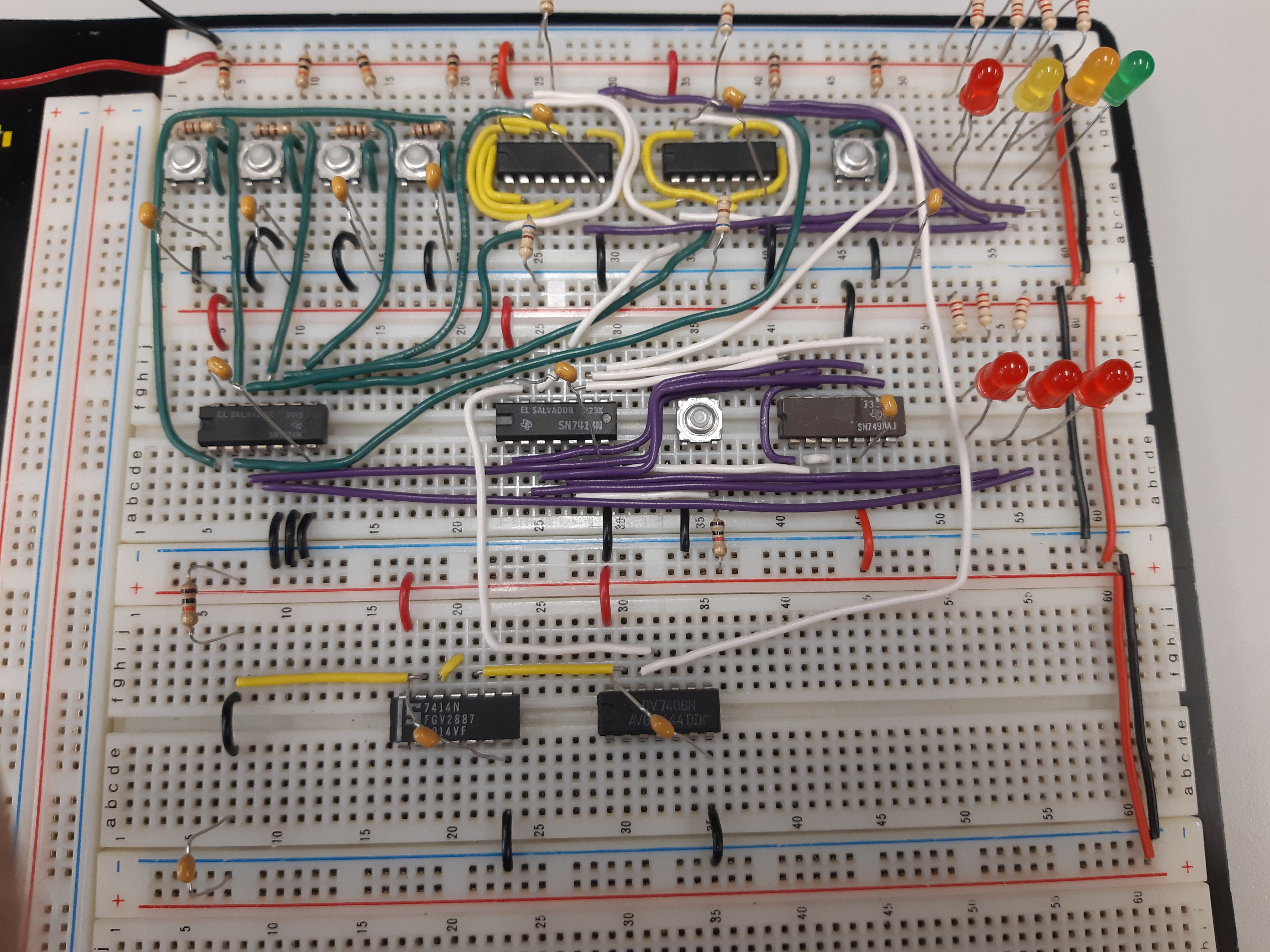 Ce circuit représente une serrure avec un compteur de mauvaises touches et remise à zéro (reset).