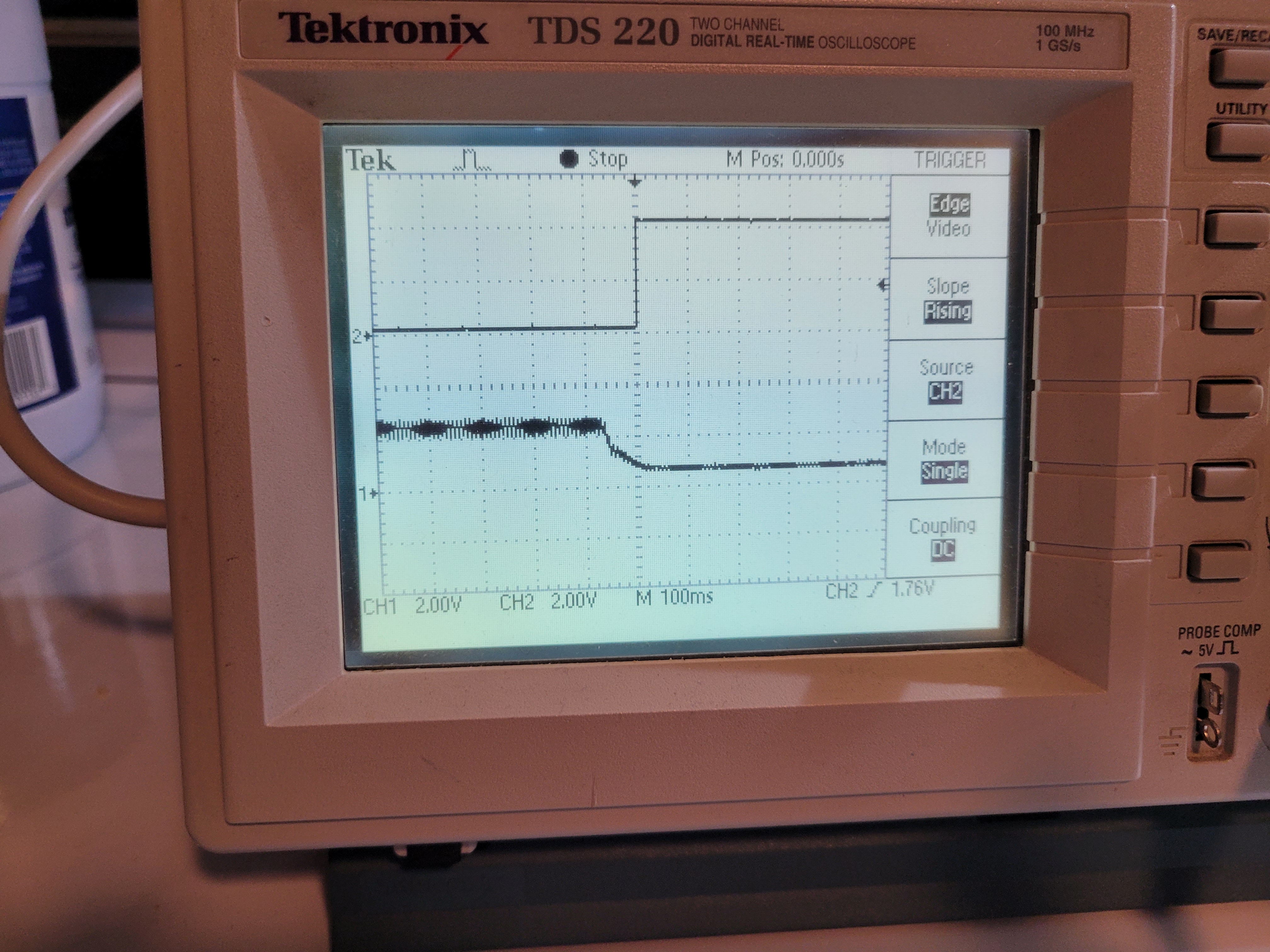 Affichage à l’oscilloscope de la transition du signal électrique. Lorsque la clarté diminue, le courant dans le capteur change et dépasser un certain niveau cela enclenche l’éclairage de la del.